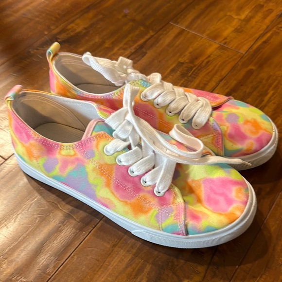 Fabkids Rainbow Low‎ Top Lace Up Sneaker size 4 like new - Picture 1 of 5